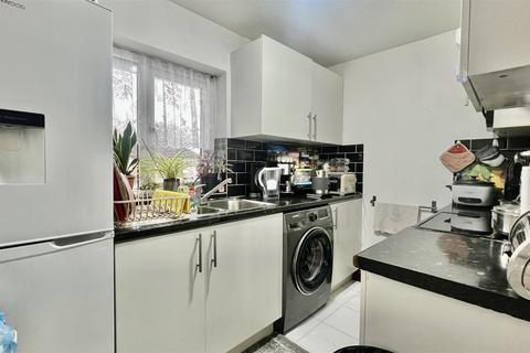 2 bedroom apartment for sale, Beresford Gardens, Hounslow TW4