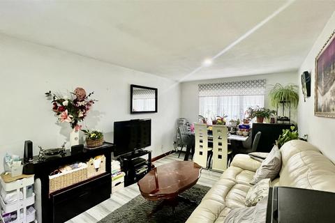 2 bedroom apartment for sale, Beresford Gardens, Hounslow TW4