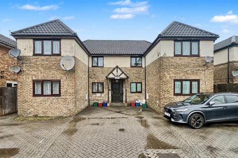 2 bedroom apartment for sale, Beresford Gardens, Hounslow TW4