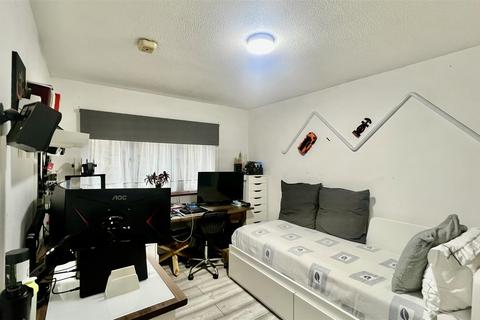 2 bedroom apartment for sale, Beresford Gardens, Hounslow TW4