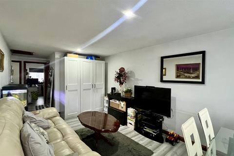 2 bedroom apartment for sale, Beresford Gardens, Hounslow TW4
