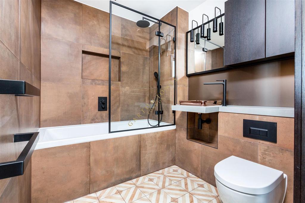 Bathroom (2).jpg