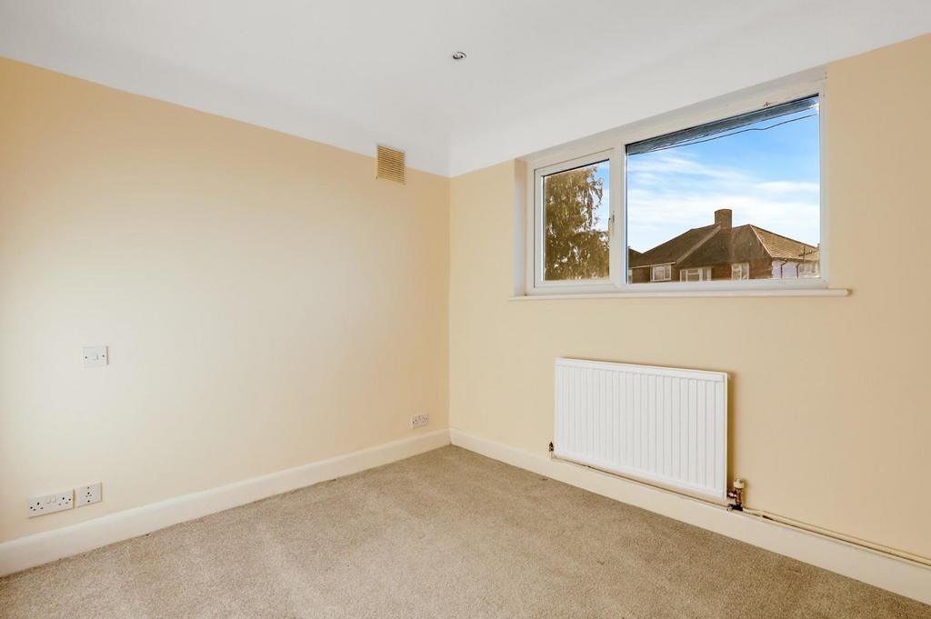 10-ea89 JHProp World - 142 Moremead Road - 1.jpg