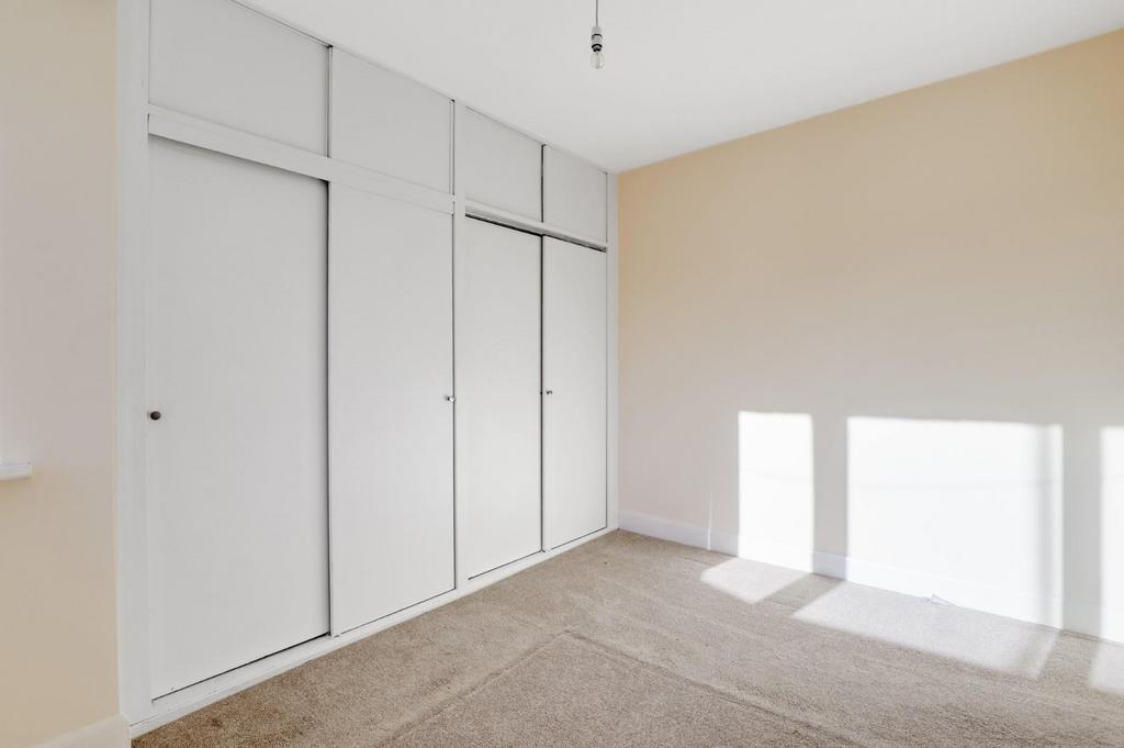 14-ad38 JHProp World - 142 Moremead Road - 13.jpg