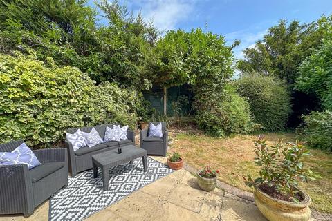 3 bedroom detached house for sale, Kiln Field, Hook End, CM15