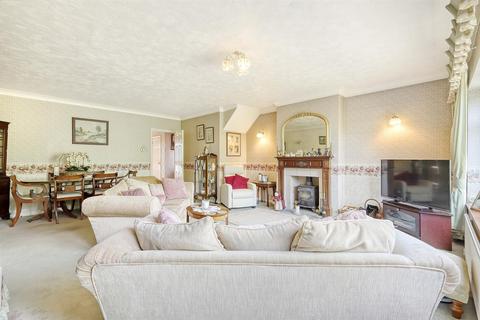 3 bedroom detached house for sale, Kiln Field, Hook End, CM15
