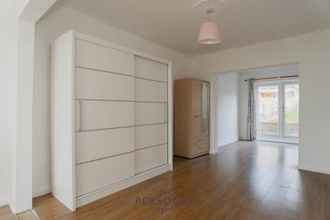 5 bedroom terraced house to rent, Hobart Road, Worcester Park