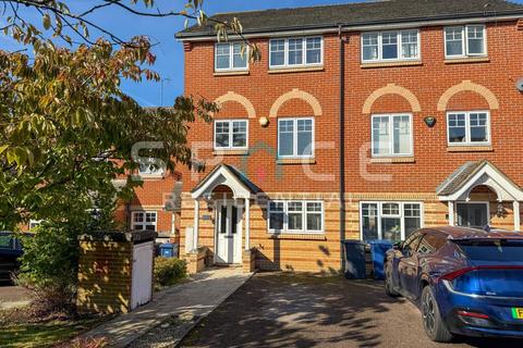 3 bedroom town house in Magnolia Gardens HA8