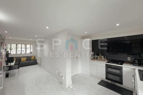 undefined, 3 bedroom town house in Magnolia Gardens HA8