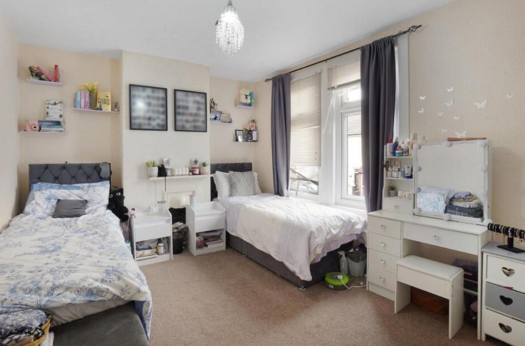 Bedroom 1.jpg