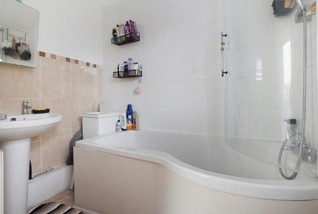 Bathroom 2.jpg