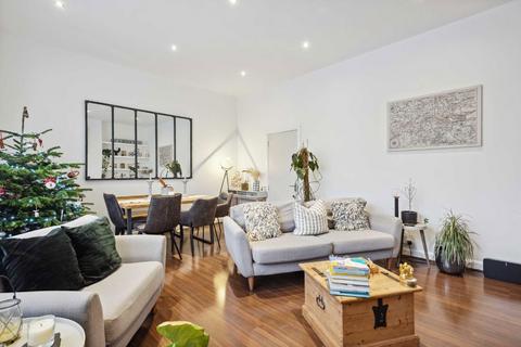 3 bedroom flat to rent, Balham High Road, London SW17