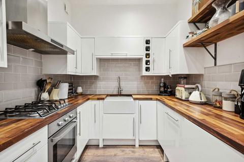 3 bedroom flat to rent, Balham High Road, London SW17