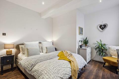 3 bedroom flat to rent, Balham High Road, London SW17