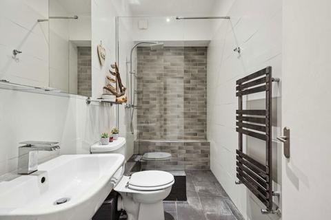 3 bedroom flat to rent, Balham High Road, London SW17