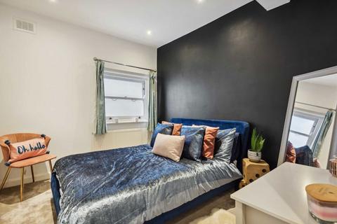 3 bedroom flat to rent, Balham High Road, London SW17