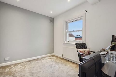 3 bedroom flat to rent, Balham High Road, London SW17