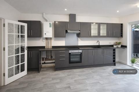 4 bedroom terraced house to rent, Valence Wood Road, Dagenham, RM8
