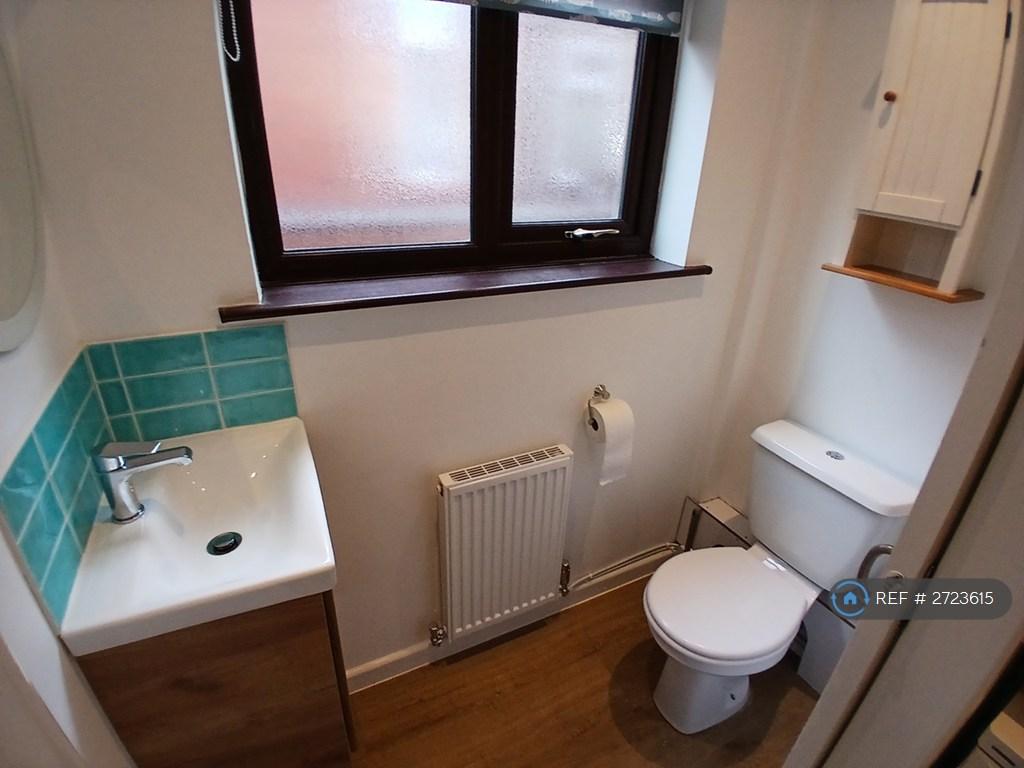 Additional Groundfloor Cloakroom