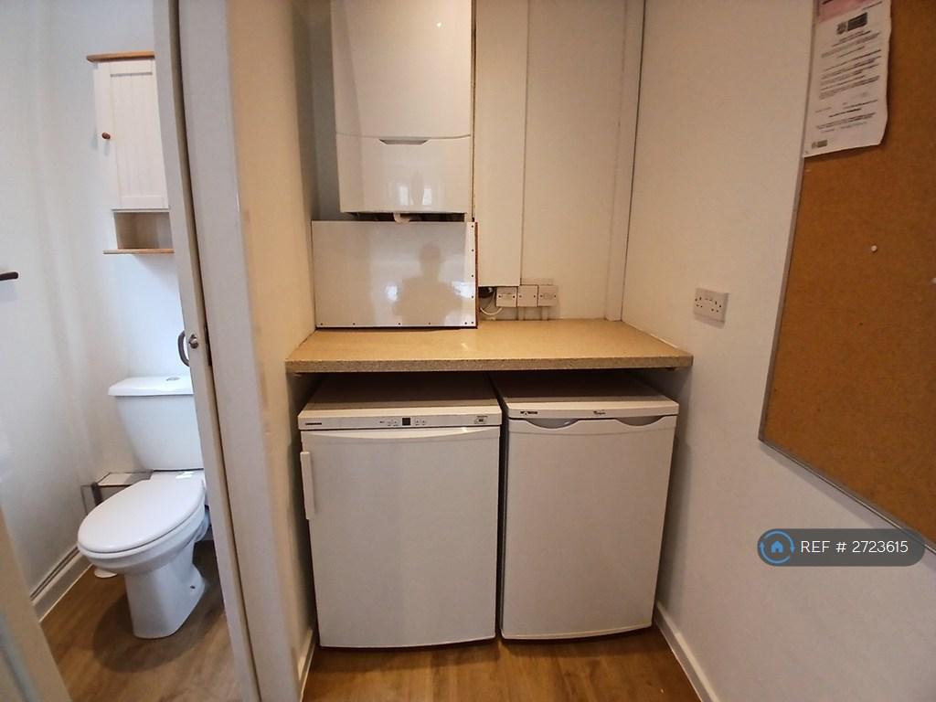 Utility 1- Fridge, Freezer, Modern Combi Boiler