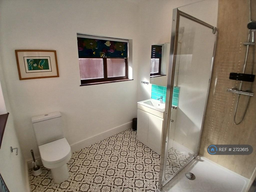 Spacious Middle Floor Bathroom - All New