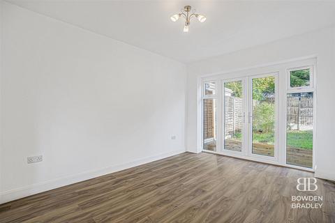 3 bedroom house for sale, Longport Close, Ilford, IG6