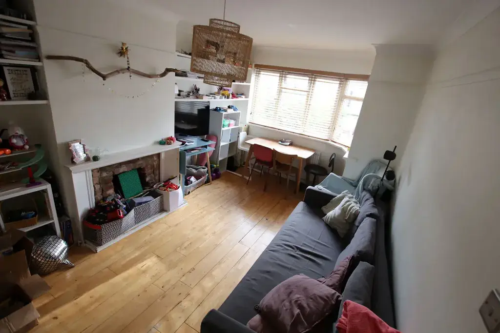 Spacious 2 - Bedroom Ground Floor Flat To Let