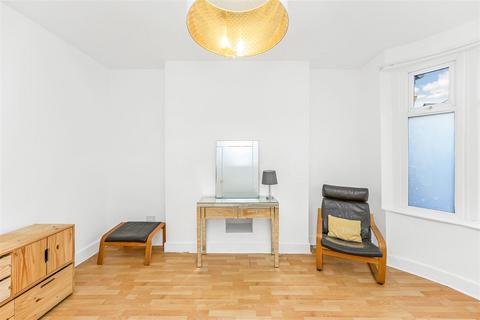 2 bedroom flat to rent, George Road, Chingford, E4