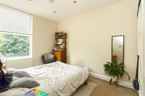 undefined, Uxbridge Road, Hampton TW12