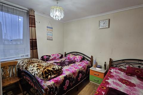 3 bedroom flat for sale, London, E14