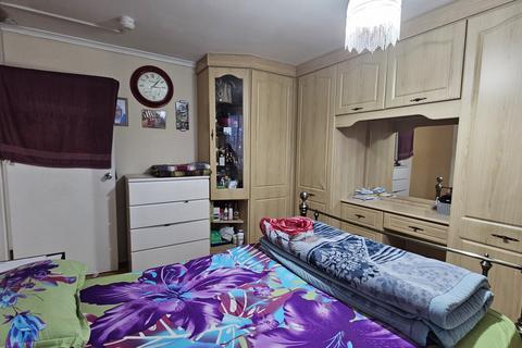 3 bedroom flat for sale, London, E14