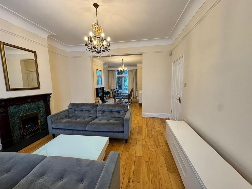 Living room 2.jpg