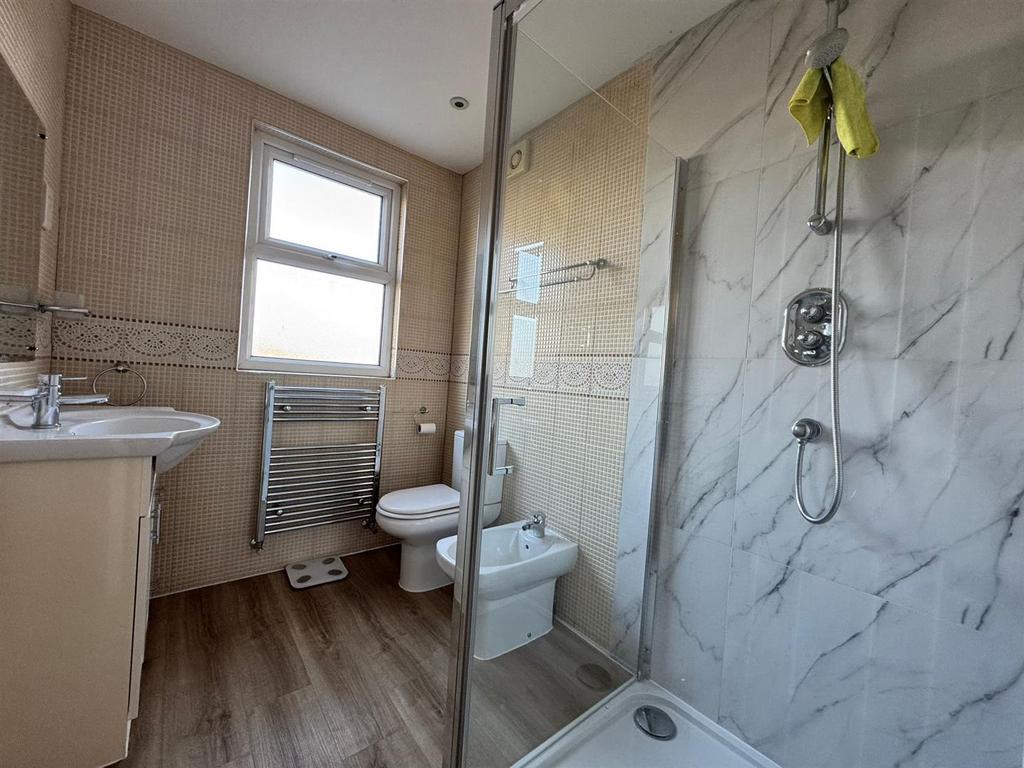Bathroom 1.jpg