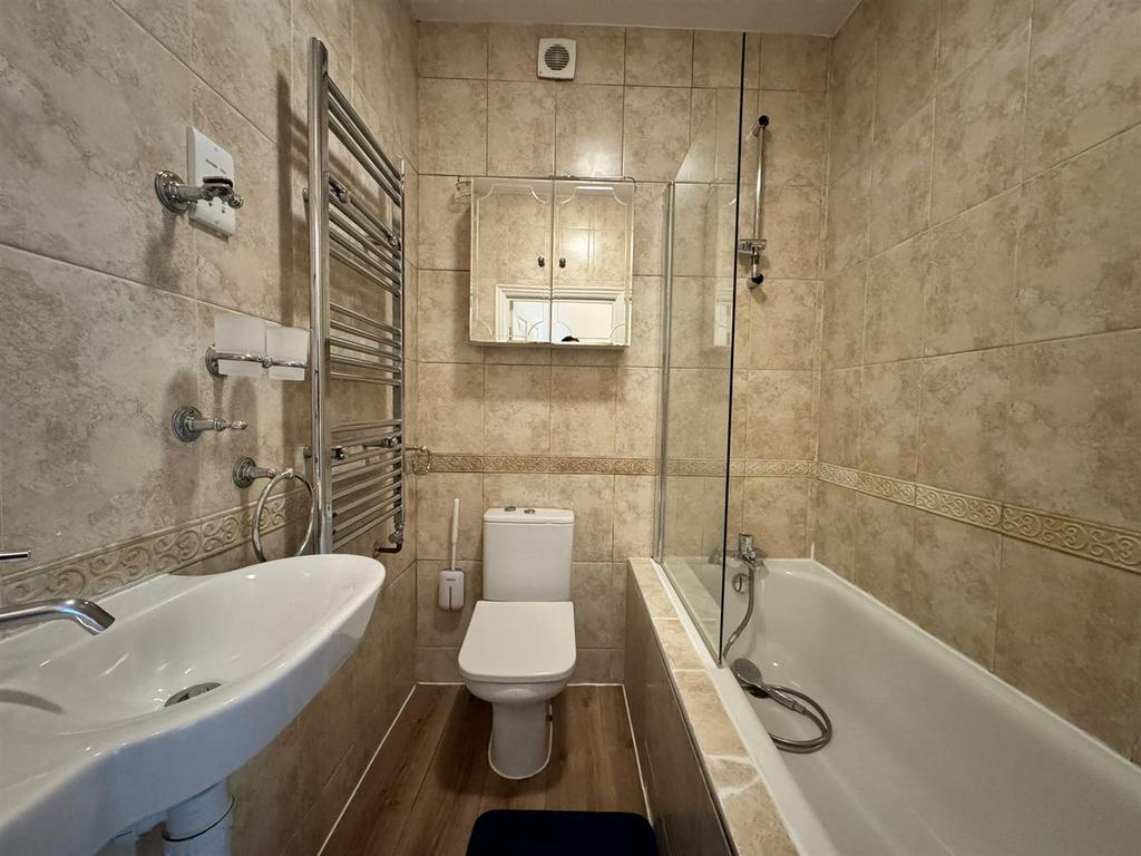 Bathroom 2.jpg