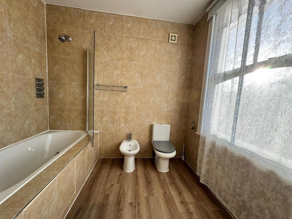 Bathroom 3.jpg
