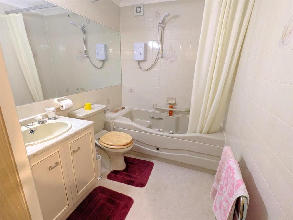 Bathroom (2).jpg