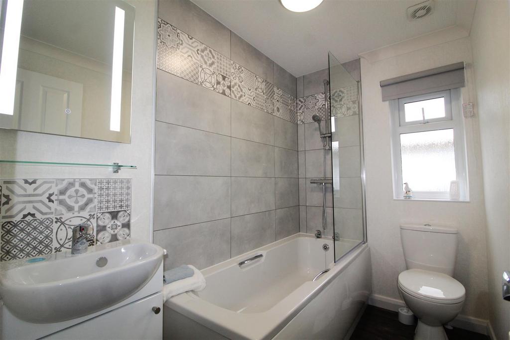 E bathroom.JPG