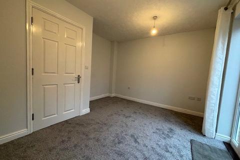 3 bedroom semi-detached house to rent, Frenesi Crescent, IP32