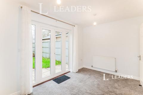 3 bedroom semi-detached house to rent, Frenesi Crescent, IP32