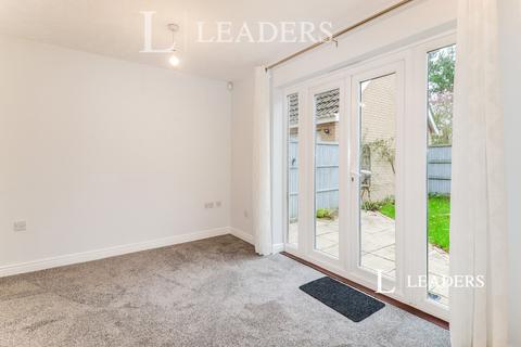 3 bedroom semi-detached house to rent, Frenesi Crescent, IP32