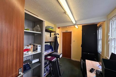 Retail property (high street) to rent, 34 Queens Rd Brighton BN1 3XB