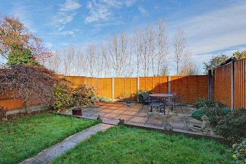 4 bedroom semi-detached house for sale, Beechings Way, Rainham,