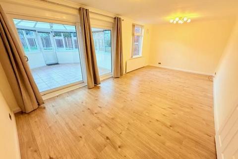 3 bedroom house to rent, Churchill Road, Lichfield