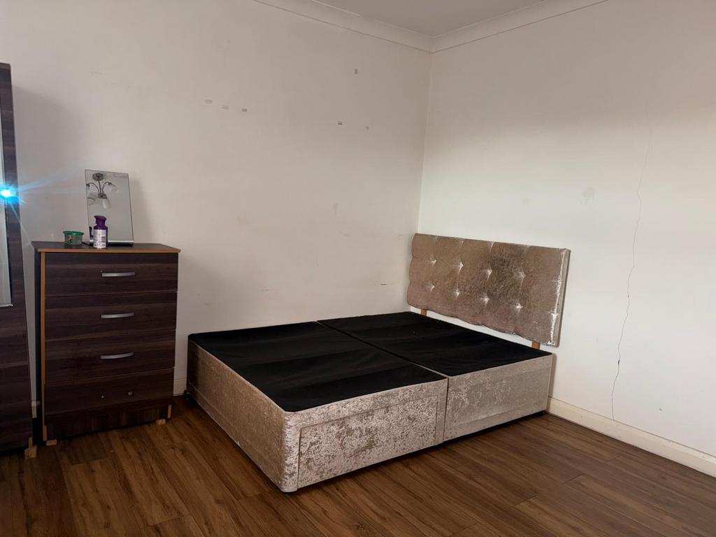 Room in a house share