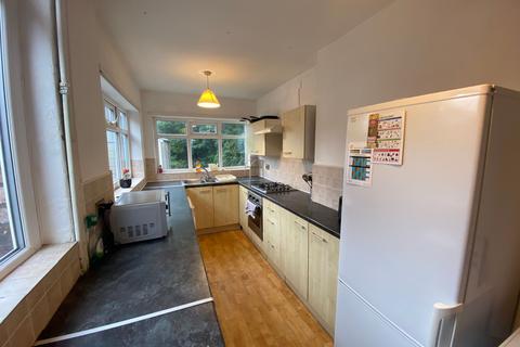 4 bedroom semi-detached house to rent, Brentbridge Road, Manchester, M14