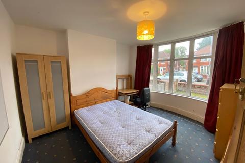4 bedroom semi-detached house to rent, Brentbridge Road, Manchester, M14