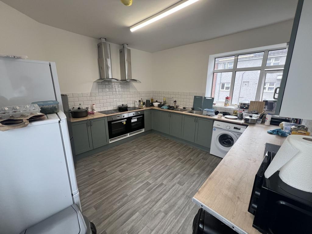 Bright, modern shared kitchen with roomy L-shap...