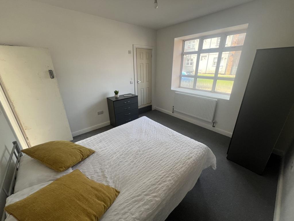 Bright, simply furnished double bedroom with a ...