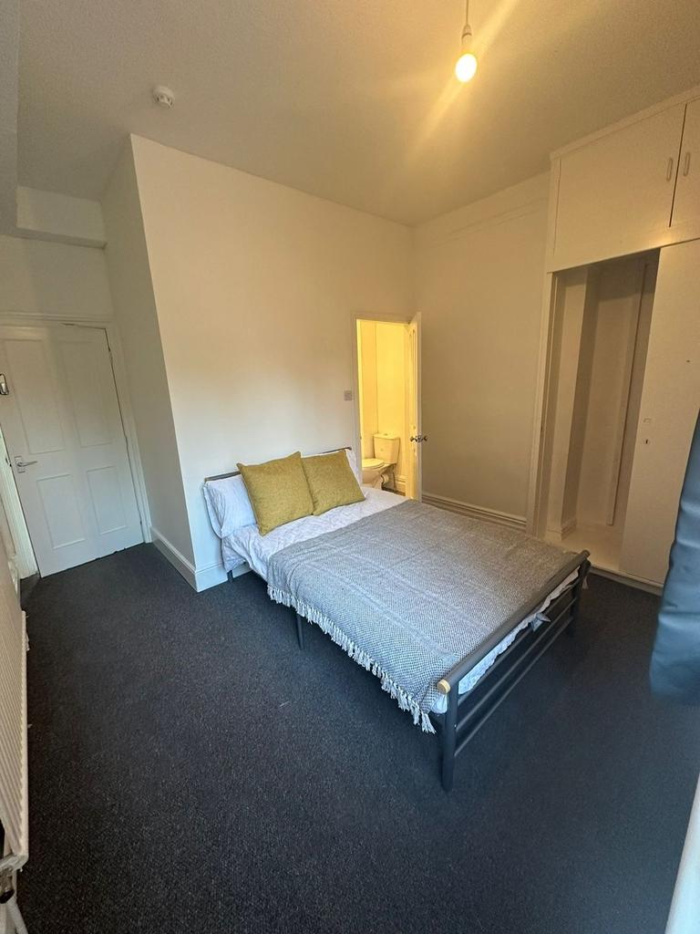 Bright, neutral double bedroom with a comfortab...