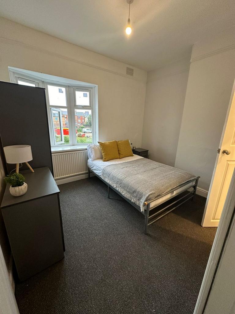 Bright, tidy single bedroom featuring a comfort...